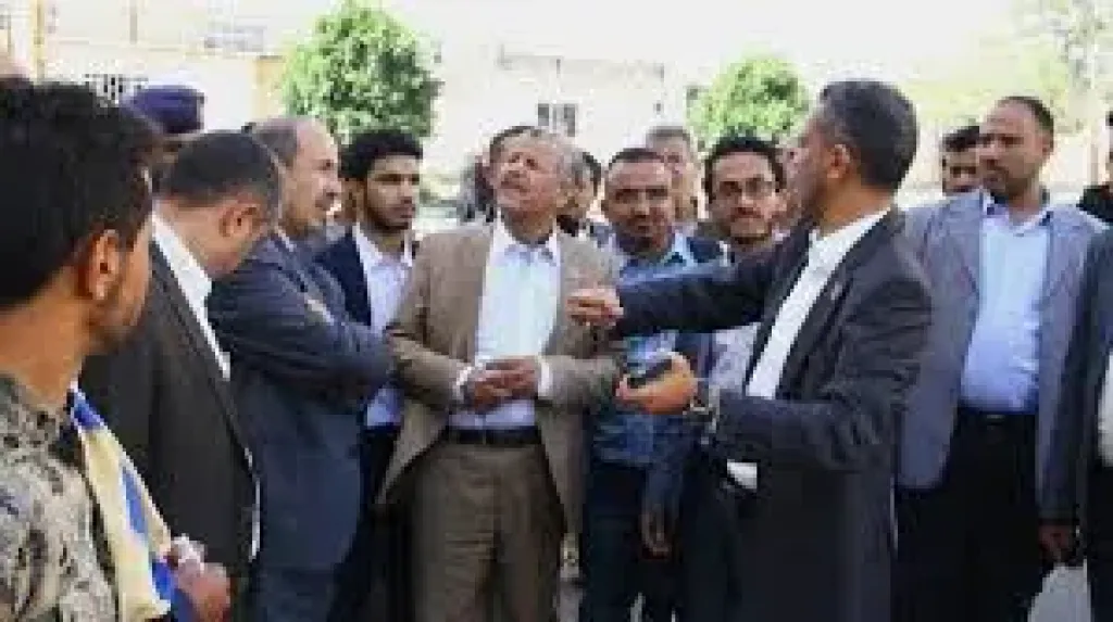 ”كارثة مالية” في مؤسسة الحارس القضائي بصنعاء: أسرة واحدة تحتكر 80% من الرقابة المالية وتحصل على سيارات ورو...